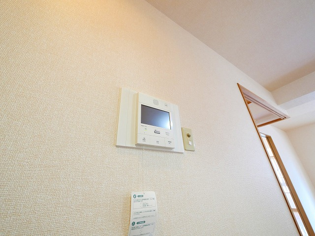 シティーコート富雄のセキュリティ|モニター付きインターホンです