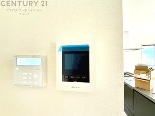 訪問者が来たときにテレビ画面で確認できるため、安心してドアを開けられます。録画機能があるものもあり、留守中に来訪者を記録しておくことができます。利便性が高く、セキュリティ面でも安心です