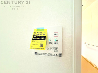 常に新鮮な空気を室内に供給し、室内の換気を効果的に行います。湿気やニオイ等を排出し、健康な環境を維持。快適な室内温度と湿度を調整し、エネルギー効率も向上。居住空間の快適性と健康面の改善が期待できます。