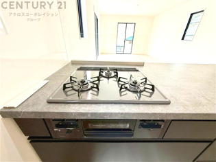 多数の調理器具を同時に使用でき、料理の効率化が可能。省エネで節約になり、様々な料理スタイルに適応できます。また、火力調整が独立しており、手入れや掃除もしやすく、今よりもっとお料理が楽しくなるかも。