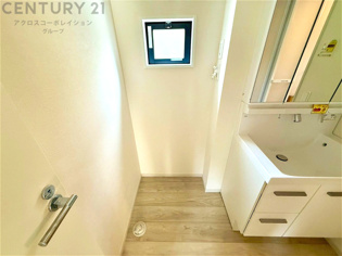 洗濯物の仕分け作業がしやすく、整理整頓が容易になります。洗濯音や湿気を他の部屋に持ち込まず、生活環境を快適に保ちます。上部を活用すれば収納スペースを確保でき洗剤や洗濯用品の整理もしやすくなります。