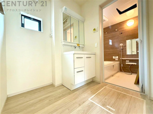 衣服の収納や脱ぎ着や整理整頓がしやすく、湿った衣類を乾燥させるスペースがありカビや臭いの発生を防ぎます。床の汚れを他の部屋に持ち込まず清潔を保つことができます。また快適な入浴環境の整備にも役立ちます。