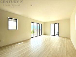 キッチン前のダイニングスペース　カウンターキッチンから料理の受け渡し等に便利です。ダイニングセットを置いても十分な広さを確保。