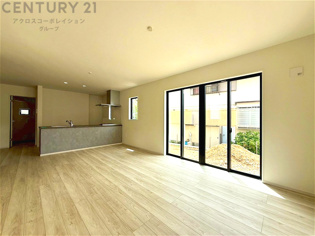 リビングダイニングは家族や友人とのコミュニケーションを楽しむ場所でくつろぎながら食事や会話を楽しめ、多目的に利用できリラックスできる空間です。家庭内の中心として機能し、快適な生活をサポートします。
