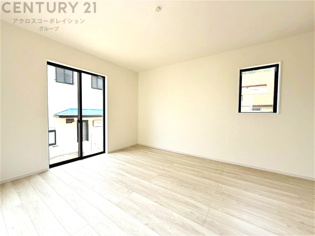 キッチン前のダイニングスペース　カウンターキッチンから料理の受け渡し等に便利です。ダイニングセットを置いても十分な広さを確保。