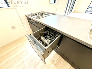 手洗いに比べて時間や労力を節約できることです。また、高温のお湯で洗浄されるため、雑菌や細菌を殺菌する効果もあります。さらに、乾燥機能があるため、手で拭く手間も省け衛生的に保管できます。