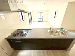 シンプルなデザインと使いやすさを兼ね備えた対面式システムキッチンは、効率的な作業スペースを提供し、家族やゲストとのコミュニケーションを促進します。