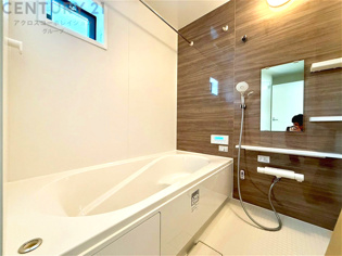 ユニットバスは省スペースでありながら、シンプルな設計と使いやすさを備え、簡便なメンテナンスが可能です。またミラー・小物置き場もあり便利です。