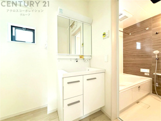 化粧品や洗顔料、歯ブラシなどの必需品をまとめて置ける収納スペースがあり、使用するたびに取り出す手間が省けます。また、水回りのため、濡れても大丈夫な素材が使用されており、お手入れが簡単です。