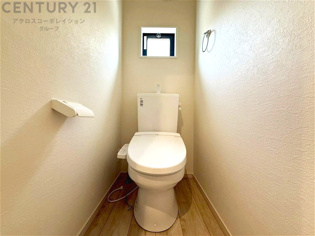 温水洗浄便座付トイレは温水洗浄機能により、暖かい水でおしりを洗浄することができ、冷たい水を使う従来の便座に比べ、温水洗浄機能で暖かいトイレを提供し、快適な使用を可能にします。