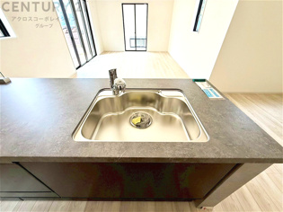 大きなシンクでお鍋などの大きな調理器具を洗う際にも便利です。
