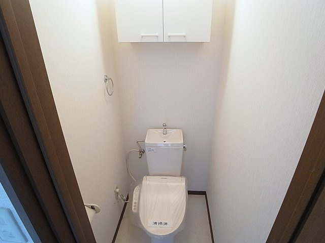 神戸市長田区東尻池町７丁目の一戸建てのトイレ|温水洗浄便座付きのトイレ、上部収納も完備