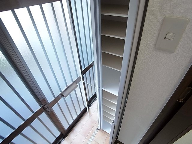 神戸市長田区東尻池町７丁目の一戸建ての玄関|鏡付のシューズBOX