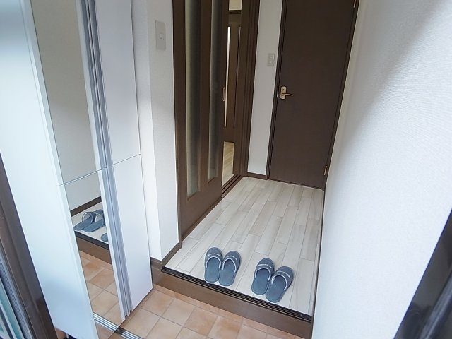 神戸市長田区東尻池町７丁目の一戸建ての玄関|扉を開いても室内は見えません