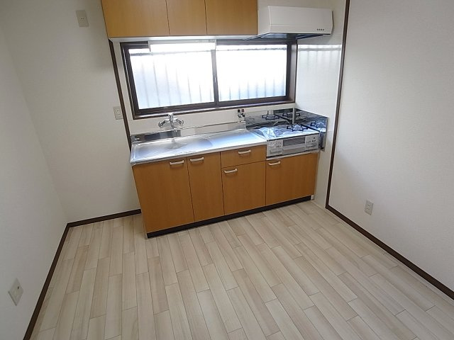 神戸市長田区東尻池町７丁目の一戸建ての居間・リビング|広々したキッチンスペース