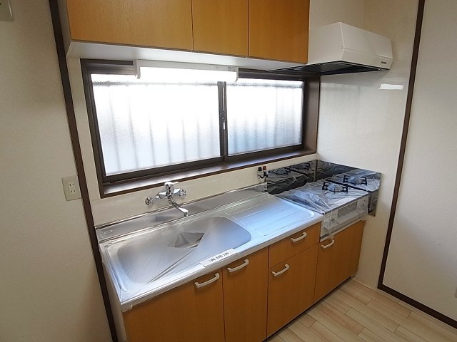 神戸市長田区東尻池町７丁目の一戸建てのキッチン|グリル、窓付の2口ガスコンロキッチン