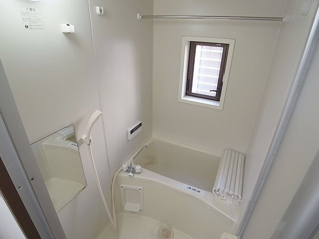 神戸市長田区東尻池町７丁目の一戸建ての浴室|窓付の追炊き機能完備バス