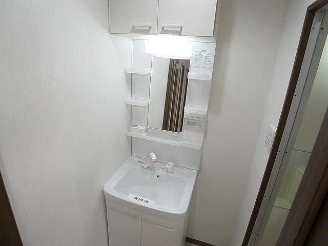 神戸市長田区東尻池町７丁目の一戸建ての洗面所|綺麗なシャンプードレッサー