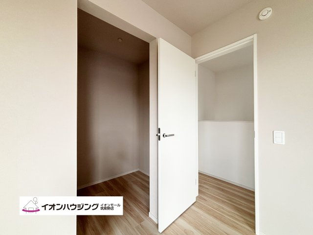 奥行の広いウォークインクローゼットにはお洋服だけではなくスーツケース等の幅を取ってしまう物も収納できて便利ですね♪