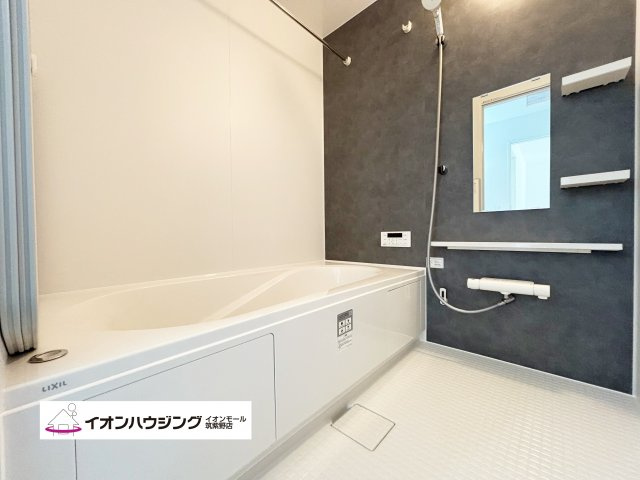 お風呂：一日の疲れをゆっくり癒せるのびのび浴槽。心身ともにリラックスできます♪
ゆったりとした浴室でリラックスタイムをお楽しみください！
