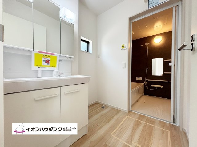 洗面台はシャワーヘッド・三面鏡付きの機能性の高いものを採用！
お手入れも簡単な優れものです。