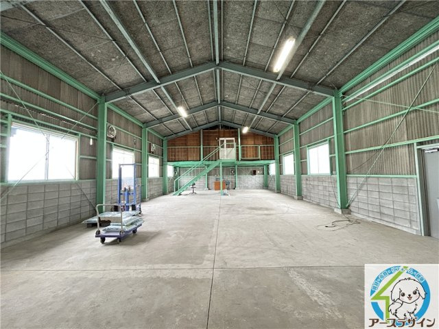 岩岡町野中貸倉庫の内装