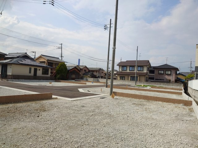 ルミエールタウン三宅の前面道路含む現地写真