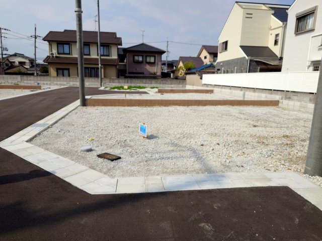 ルミエールタウン三宅の前面道路含む現地写真