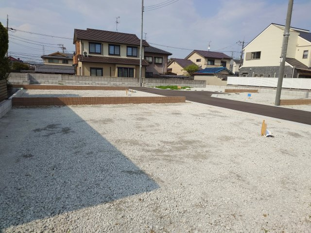 ルミエールタウン三宅の前面道路含む現地写真