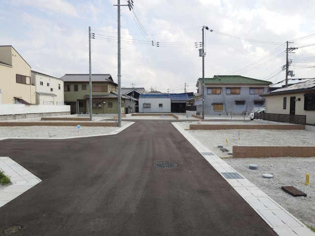 ルミエールタウン三宅の前面道路含む現地写真