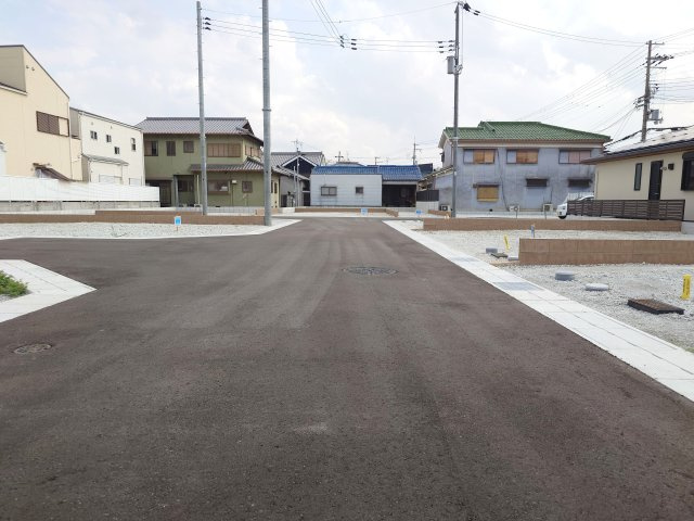 ルミエールタウン三宅の前面道路含む現地写真