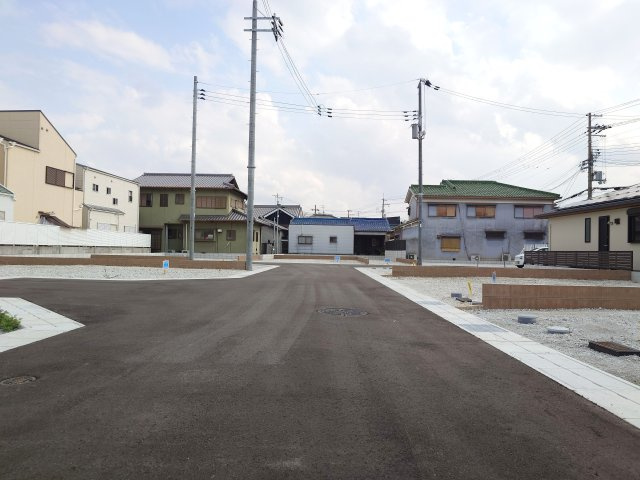 ルミエールタウン三宅の前面道路含む現地写真