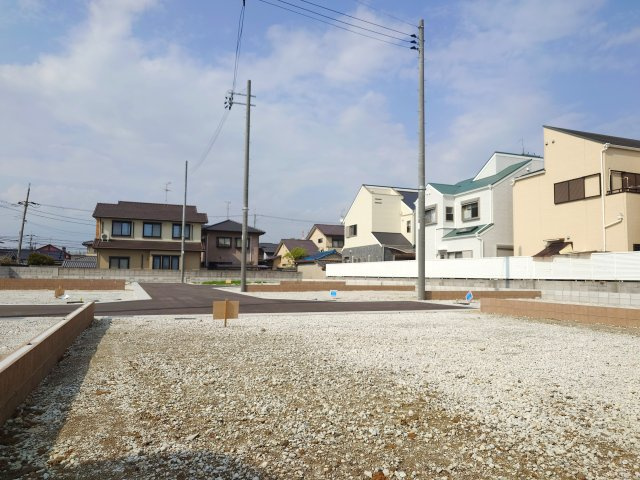 ルミエールタウン三宅の前面道路含む現地写真