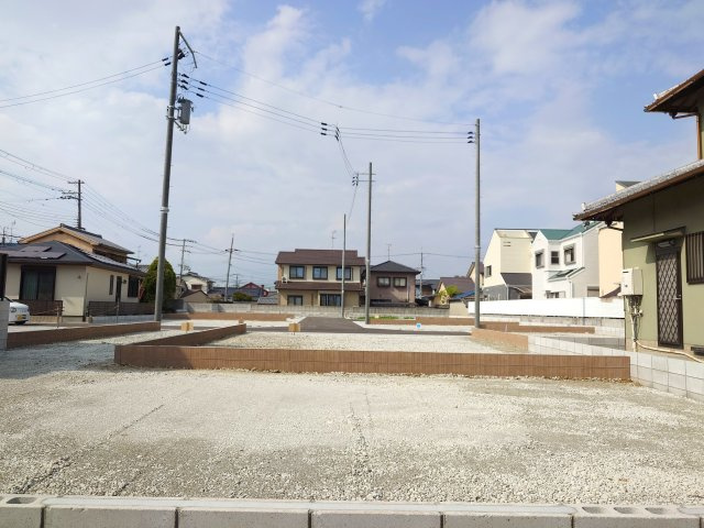 ルミエールタウン三宅の前面道路含む現地写真|全10区画の分譲地。自由設計可能です！それぞれのご家族に合った理想のマイホームをご提案させていただきます。土地の広さについても約28坪～約40坪と幅広く、ご要望に沿った間取りを実現していただけます。