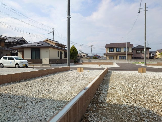 ルミエールタウン三宅の前面道路含む現地写真