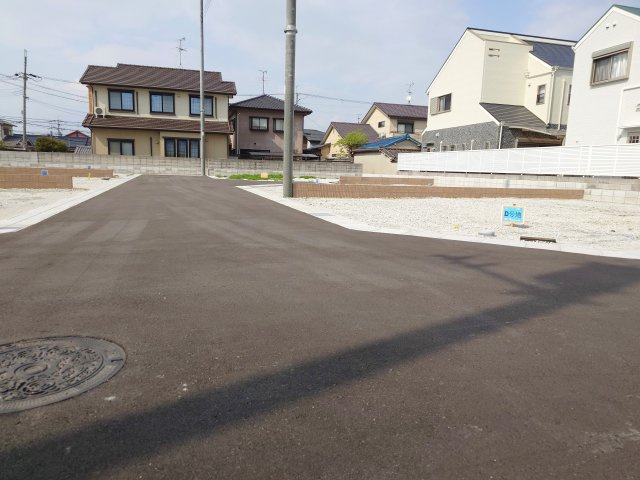 ルミエールタウン三宅の前面道路含む現地写真