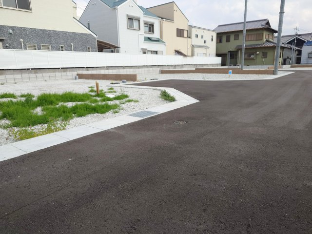 ルミエールタウン三宅の前面道路含む現地写真