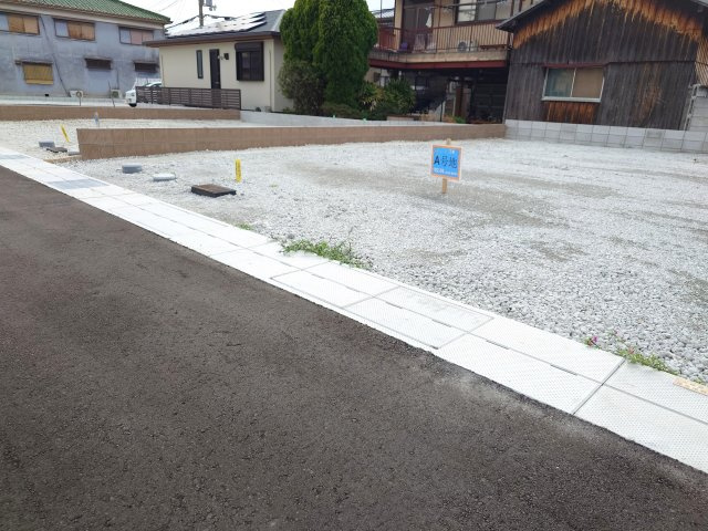 ルミエールタウン三宅の前面道路含む現地写真