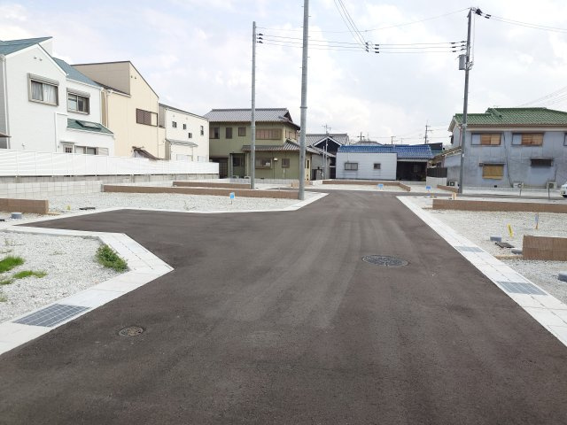 ルミエールタウン三宅の前面道路含む現地写真