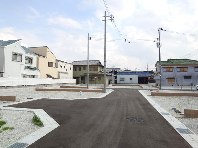 ルミエールタウン三宅の前面道路含む現地写真