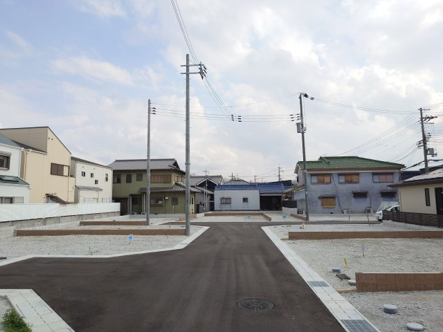 ルミエールタウン三宅の前面道路含む現地写真