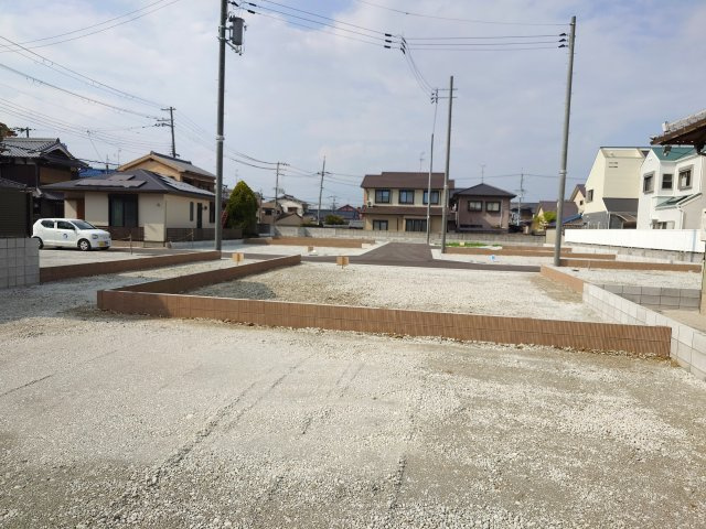 ルミエールタウン三宅の前面道路含む現地写真|大阪市内へのアクセスがよく、堺市内などへのお車利用も便利。また、給食費無償化や医療費補助の拡充など、子育て支援制度も充実。交通利便、生活環境、子育てなど、多方面で魅力的な住環境です。
