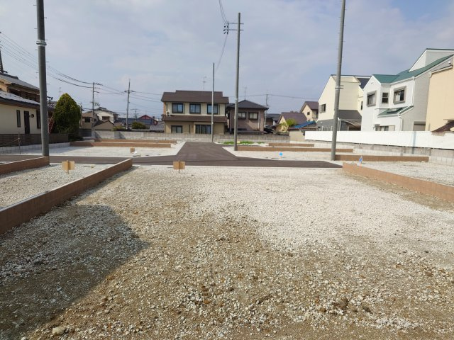 ルミエールタウン三宅の前面道路含む現地写真