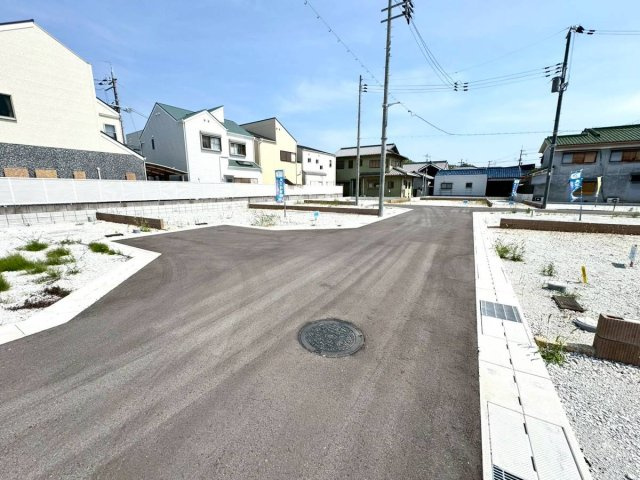 ルミエールタウン三宅の前面道路含む現地写真|全10区画の分譲地。自由設計可能です！それぞれのご家族に合った理想のマイホームをご提案させていただきます。土地の広さについても約28坪～約40坪と幅広く、ご要望に沿った間取りを実現していただけます。