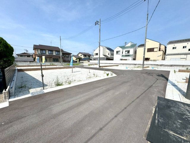 ルミエールタウン三宅の前面道路含む現地写真|全10区画の分譲地。自由設計可能です！それぞれのご家族に合った理想のマイホームをご提案させていただきます。土地の広さについても約28坪～約40坪と幅広く、ご要望に沿った間取りを実現していただけます。