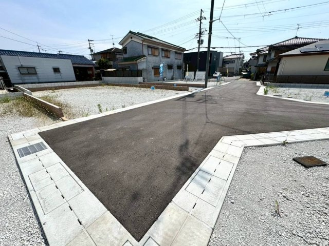 ルミエールタウン三宅の前面道路含む現地写真