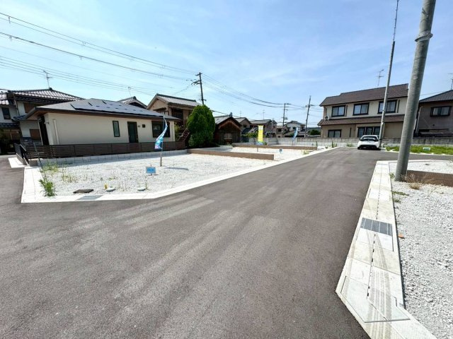 ルミエールタウン三宅の前面道路含む現地写真