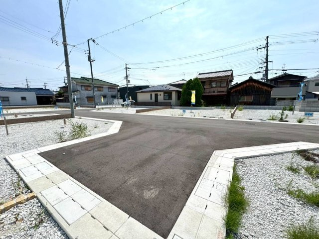 ルミエールタウン三宅の前面道路含む現地写真|大阪市内へのアクセスがよく、堺市内などへのお車利用も便利。また、給食費無償化や医療費補助の拡充など、子育て支援制度も充実。交通利便、生活環境、子育てなど、多方面で魅力的な住環境です。