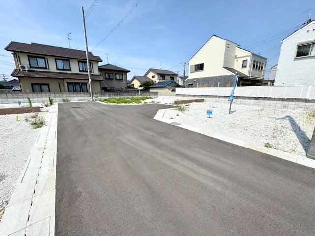 ルミエールタウン三宅の前面道路含む現地写真|大阪市内へのアクセスがよく、堺市内などへのお車利用も便利。また、給食費無償化や医療費補助の拡充など、子育て支援制度も充実。交通利便、生活環境、子育てなど、多方面で魅力的な立地です。