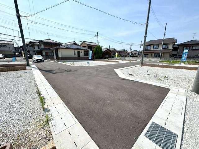 ルミエールタウン三宅の前面道路含む現地写真